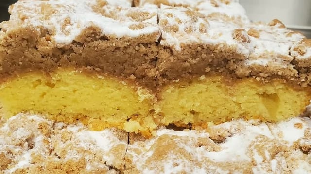 Homemade Crumb Cake (4 Pack).
